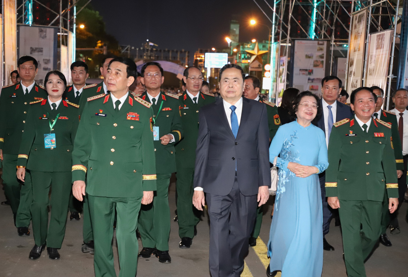 Các vị lãnh đạo Đảng, Nhà nước, Quân ủy Trung ương, Bộ Quốc phòng đến dự chương trình hòa nhạc và biểu diễn nghệ thuật "Bài ca không quên". Ảnh: Ngô Tùng