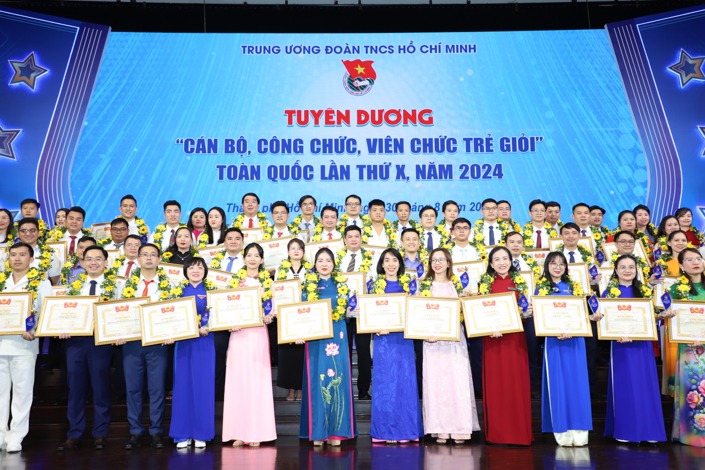 Những tấm gương điển hình trong công tác chuyên môn tại các cơ quan, đơn vị. Những tấm gương điển hình trong công tác chuyên môn tại các cơ quan, đơn vị.