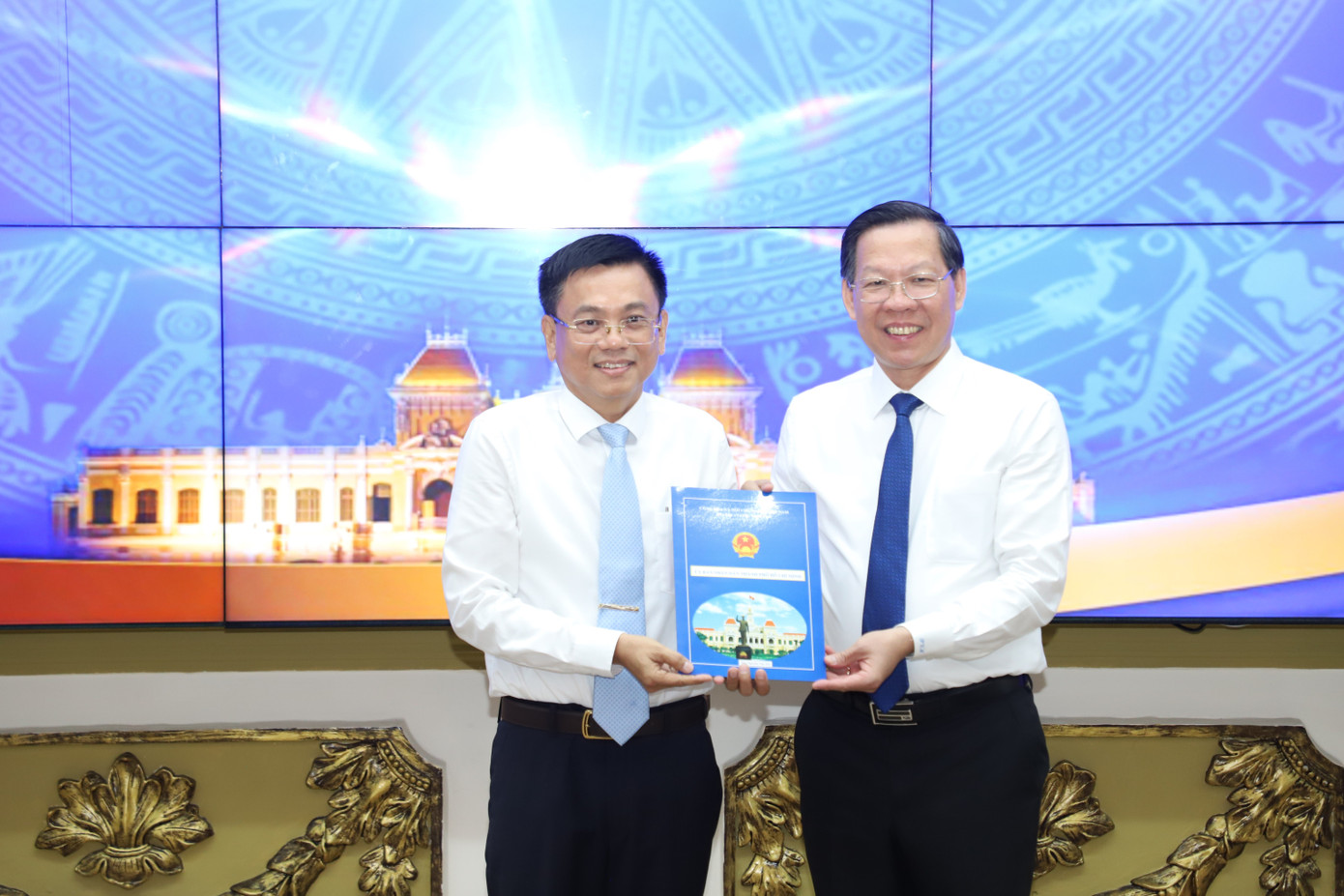 Chủ tịch UBND TPHCM trao quyết định cho ông Nguyễn Văn Tài.