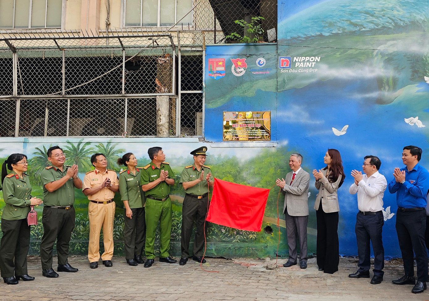 Sáng 21/1, Đoàn Công an TPHCM (CATP) cùng các đơn vị đã khánh thành công trình bích họa "Việt Nam tươi đẹp" tại Bệnh viện Từ Dũ, tạo nên diện mạo tươi mới và giúp cải thiện tình hình an ninh trật tự tại khu vực xung quanh bệnh viện chuyên sâu về lĩnh vực sản khoa này. Sáng 21/1, Đoàn Công an TPHCM (CATP) cùng các đơn vị đã khánh thành công trình bích họa "Việt Nam tươi đẹp" tại Bệnh viện Từ Dũ, tạo nên diện mạo tươi mới và giúp cải thiện tình hình an ninh trật tự tại khu vực xung quanh bệnh viện chuyên sâu về lĩnh vực sản khoa này.