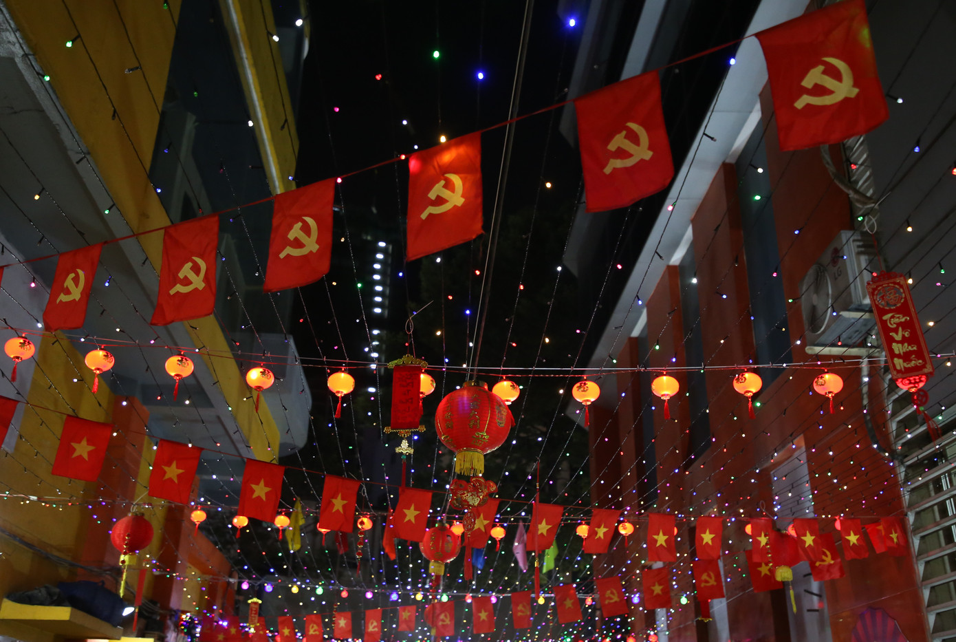 Buổi tối, không gian tuyến hẻm này trở nên lung linh, rực rỡ bởi hàng nghìn chiếc đèn LED được mắc theo suốt chiều dài công trình này.