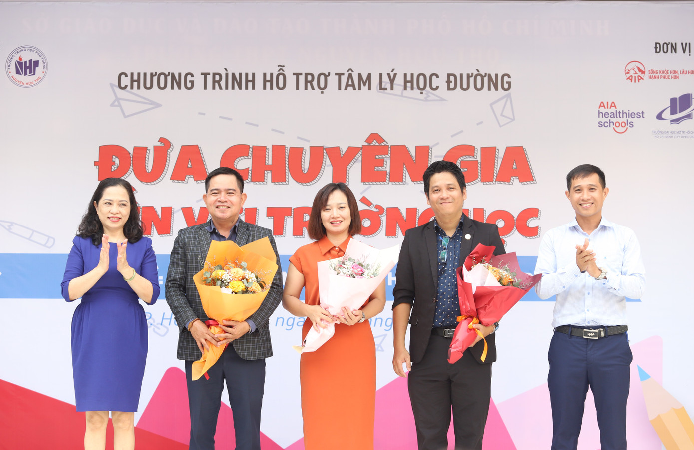 Đại diện Ban tổ chức chương trình tặng hoa cám ơn các chuyên gia, diễn giả. Đại diện Ban tổ chức chương trình tặng hoa cám ơn các chuyên gia, diễn giả.