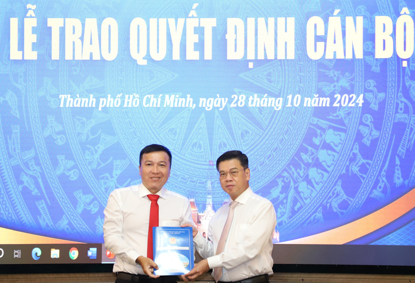 Phó Chủ tịch UBND TPHCM Nguyễn Văn Dũng trao quyết định cho ông Võ Văn Thủ. Phó Chủ tịch UBND TPHCM Nguyễn Văn Dũng trao quyết định cho ông Võ Văn Thủ.