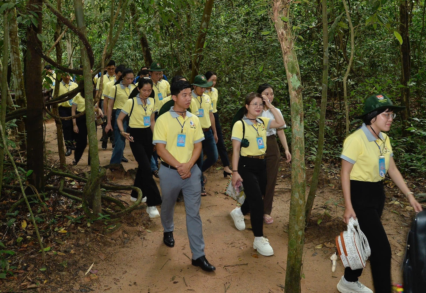 Trước đó, các đại biểu cũng có chuyến tham quan Khu di tích lịch sử địa đạo Củ Chi.