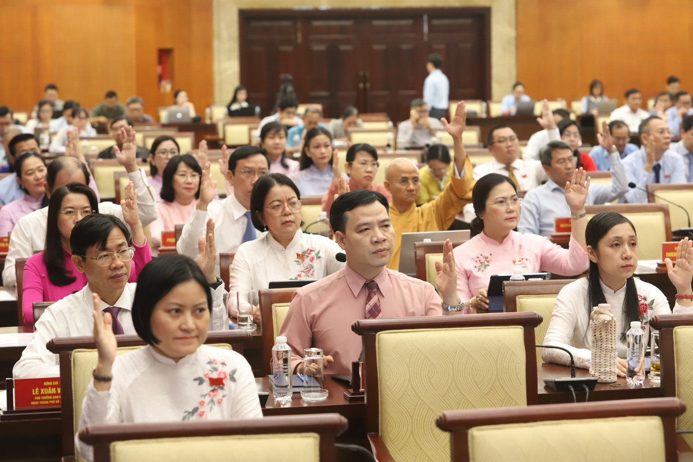 Đại biểu HĐND TPHCM thông qua các nghị quyết kỳ họp. Ảnh: Ngô Tùng