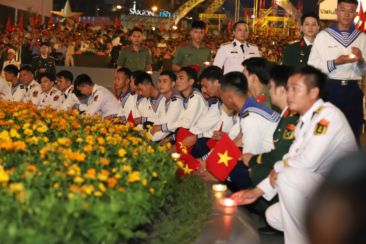 Cán bộ, chiến sĩ, các lực lượng thể hiện hành động tưởng nhớ, tri ân các thế hệ cha anh đã hy sinh quên mình để gầy dựng nền hòa bình, độc lập vững bền cho Tổ quốc hôm nay. Cán bộ, chiến sĩ, các lực lượng thể hiện hành động tưởng nhớ, tri ân các thế hệ cha anh đã hy sinh quên mình để gầy dựng nền hòa bình, độc lập vững bền cho Tổ quốc hôm nay.