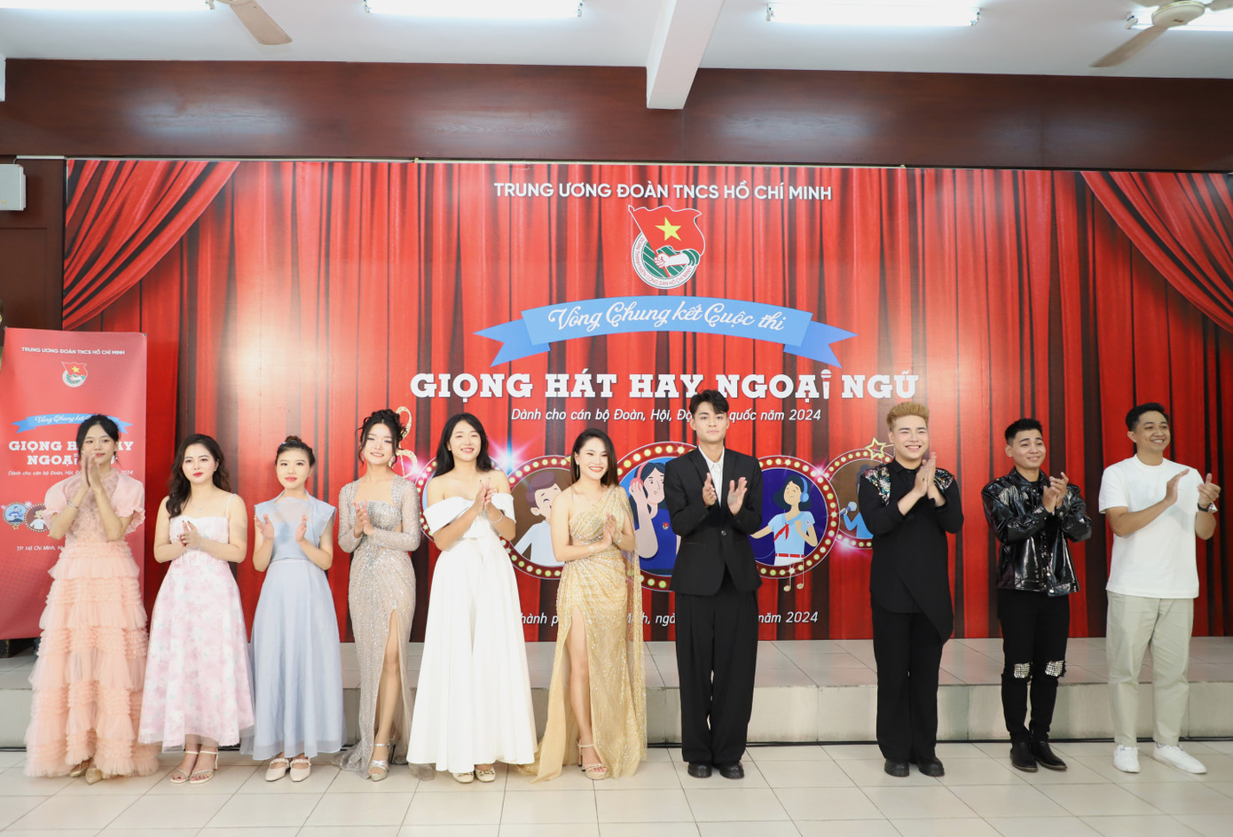 10 bạn trẻ thi tài ca hát ngoại ngữ tại vòng thi quyết định. 10 bạn trẻ thi tài ca hát ngoại ngữ tại vòng thi quyết định.