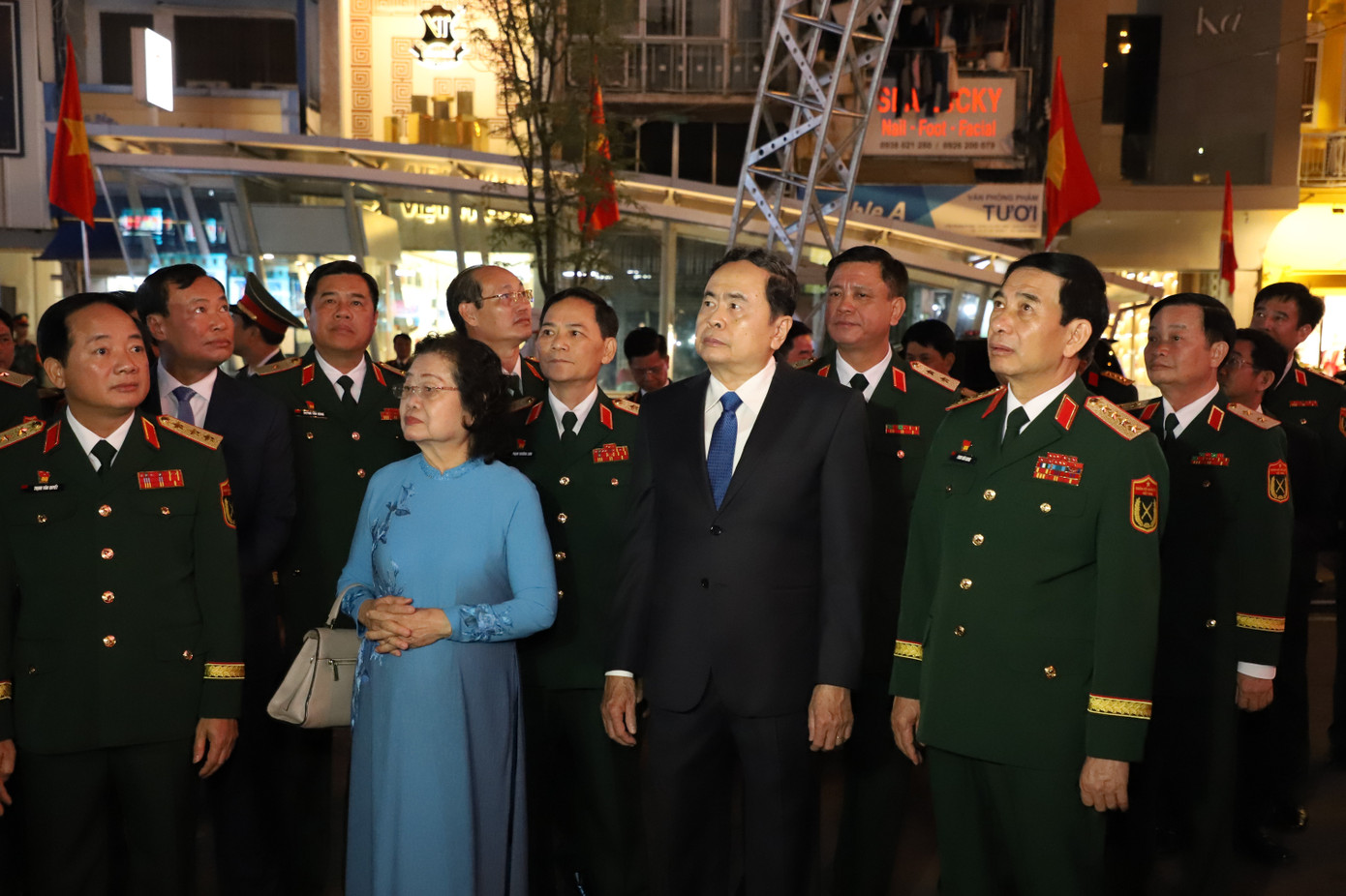 Tiếp đó, Chủ tịch Quốc hội Trần Thanh Mẫn, Bộ trưởng Bộ Quốc phòng Phan Văn Giang cùng các đại biểu tham quan triển lãm và tham dự chương trình hòa nhạc và biểu diễn nghệ thuật "Bài ca không quên" chào mừng kỷ niệm 80 năm ngày thành lập Quân đội nhân dân Việt Nam (22/12/1944 - 22/12/2024), 35 năm Ngày hội quốc phòng toàn dân (22/12/1989 - 22/12/2024). Chương trình diễn ra tại không gian trước Nhà hát Thành phố.