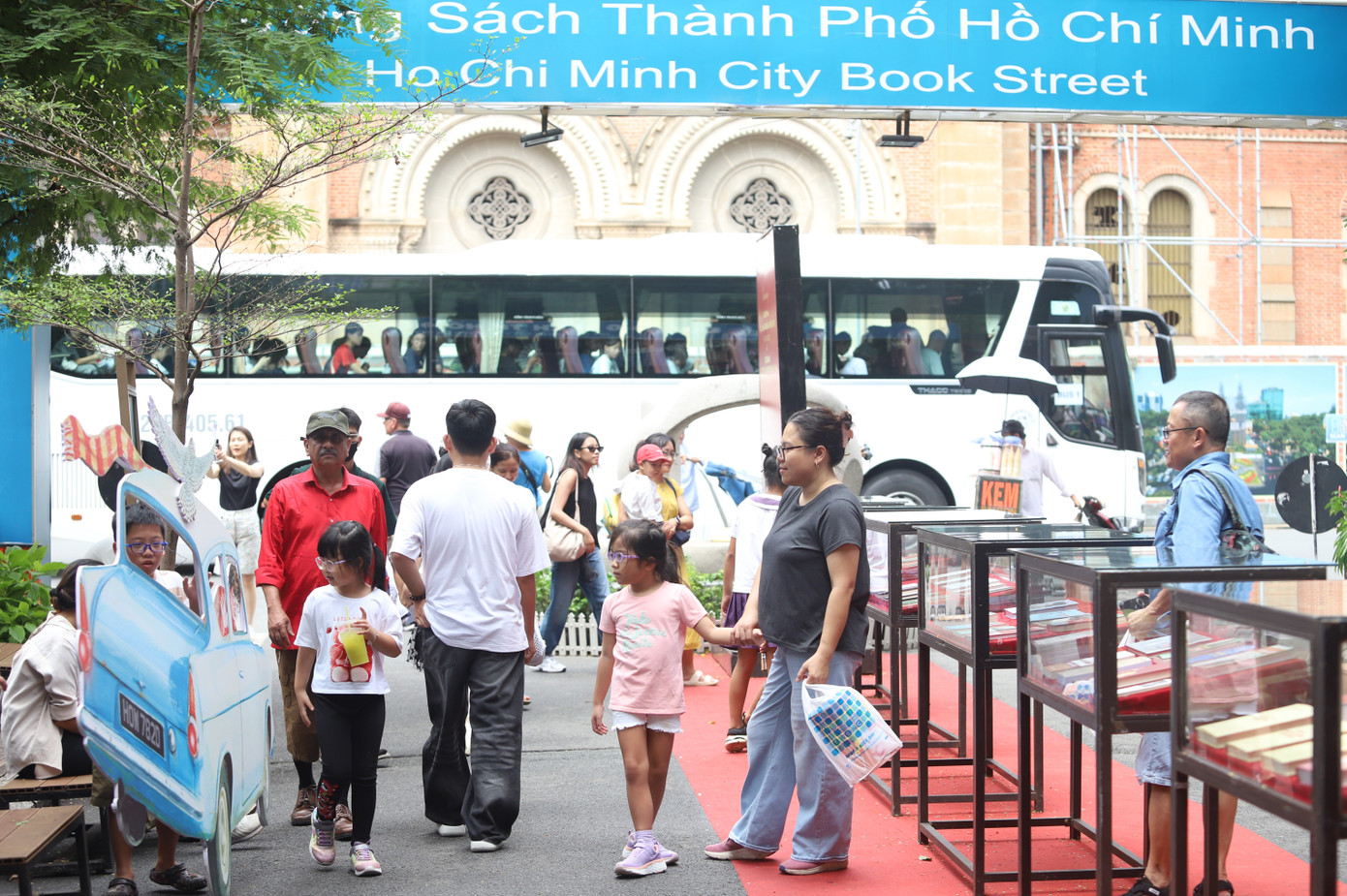 Hôm nay, Đường sách Nguyễn Văn Bình cũng đón lượng lớn người dân và du khách tìm đến tham quan, sắm sửa những món đồ yêu thích. Hôm nay, Đường sách Nguyễn Văn Bình cũng đón lượng lớn người dân và du khách tìm đến tham quan, sắm sửa những món đồ yêu thích.