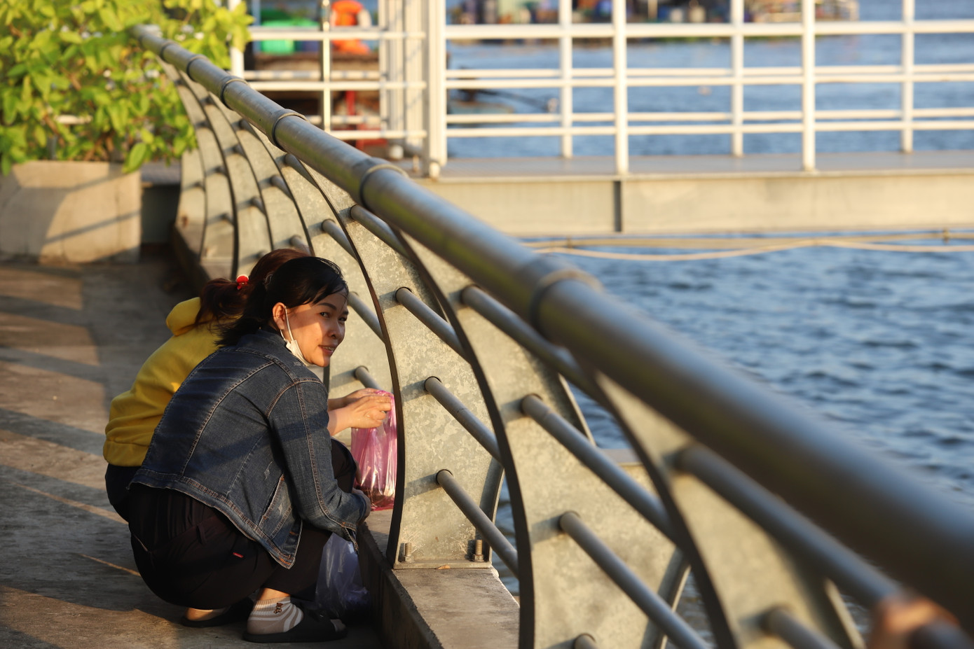 Biết được hành vi của những "vợt thủ" chuyên hành nghề này, một số người dân chủ động mang cá đến vị trí xa bến đò để thả. Biết được hành vi của những "vợt thủ" chuyên hành nghề này, một số người dân chủ động mang cá đến vị trí xa bến đò để thả.