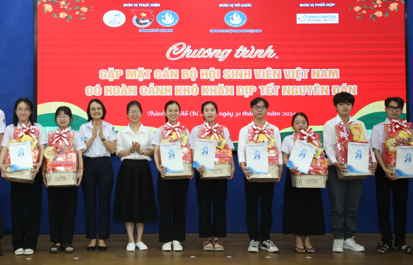 Những phần quà là sự tri ân, động viên đối với sự nỗ lực, cống hiến của các bạn cán bộ Hội, hội viên sinh viên tiêu biểu.