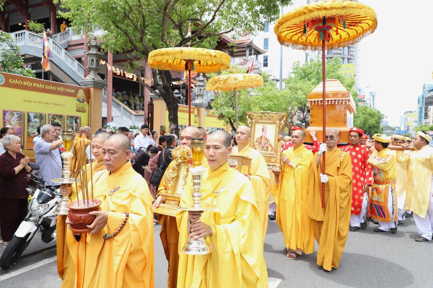 Các phật tử thành kính bái biệt bậc cao tăng, suốt đời cống hiến cho đạo pháp và dân tộc. Các phật tử thành kính bái biệt bậc cao tăng, suốt đời cống hiến cho đạo pháp và dân tộc.