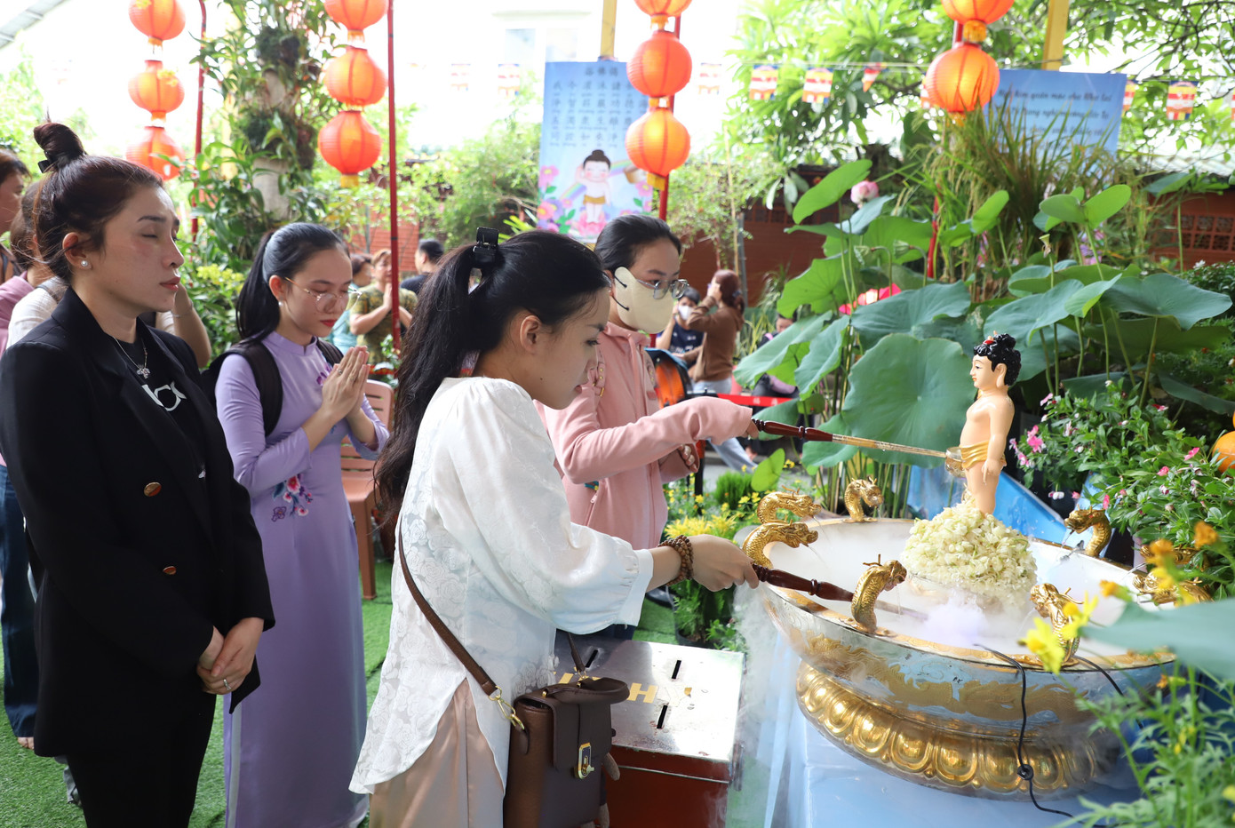 Nhà chùa bố trí không gian để bà con phật tử, người dân cùng thực hiện nghi lễ tắm Phật. Nhà chùa bố trí không gian để bà con phật tử, người dân cùng thực hiện nghi lễ tắm Phật.