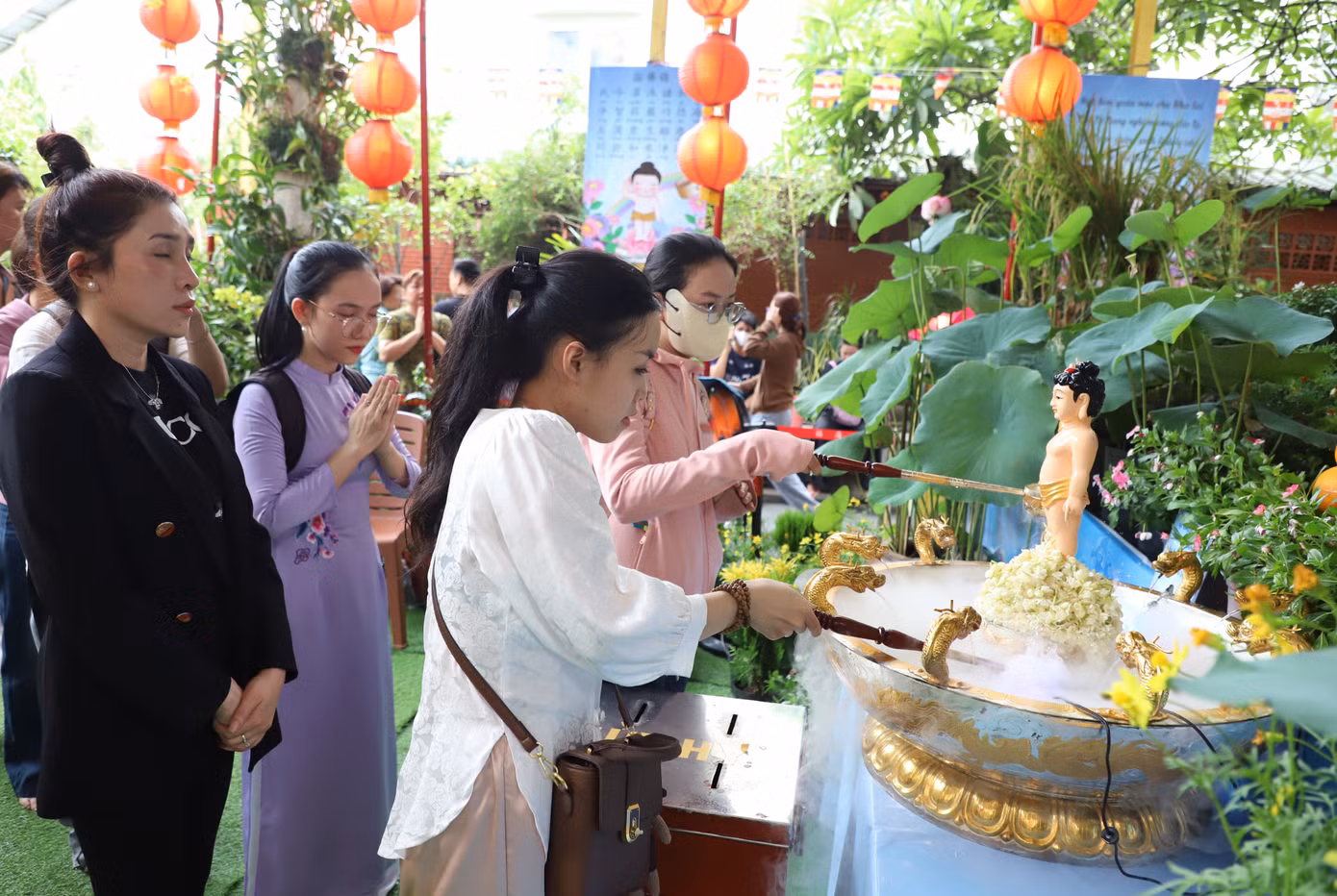 Nhà chùa bố trí không gian để bà con phật tử, người dân cùng thực hiện nghi lễ tắm Phật.