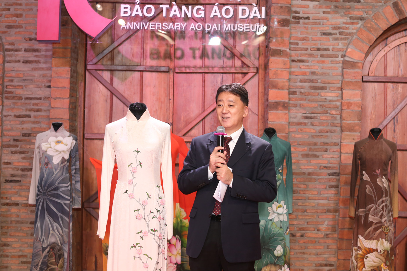 Dịp này, ông Furudate Seiki tặng bảo tàng chiếc áo dài kết hoa vải Tsumami.