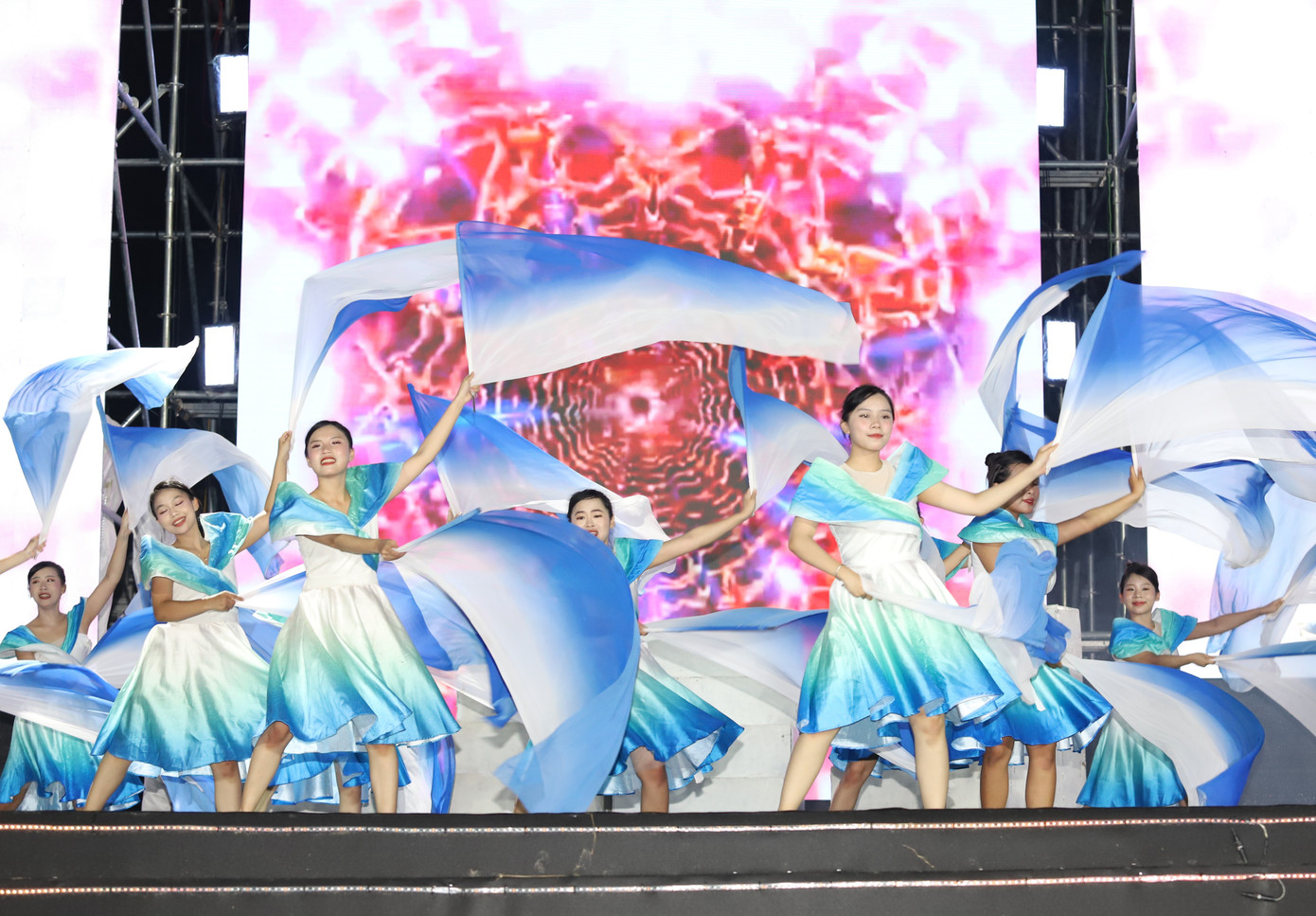 Với chủ đề “Tự hào học sinh, sinh viên ĐHQG TPHCM”, liên hoan thu hút sự tham gia của hơn 500 học sinh, sinh viên (HSSV) đến từ các đơn vị thành viên trực thuộc.