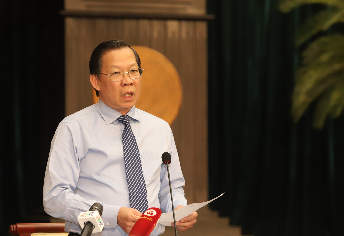 Chủ tịch UBND TPHCM Phan Văn Mãi trả lời các vấn đề đại biểu nêu. Chủ tịch UBND TPHCM Phan Văn Mãi trả lời các vấn đề đại biểu nêu.