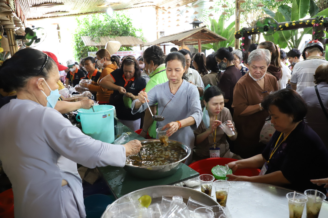 Bên cạnh các phần cơm, bún... các phật tử cũng tham gia chuẩn bị hoặc cúng dường những món giải khát mát lành gửi tặng bà con giải nhiệt trong tiết trời oi bức những ngày này.