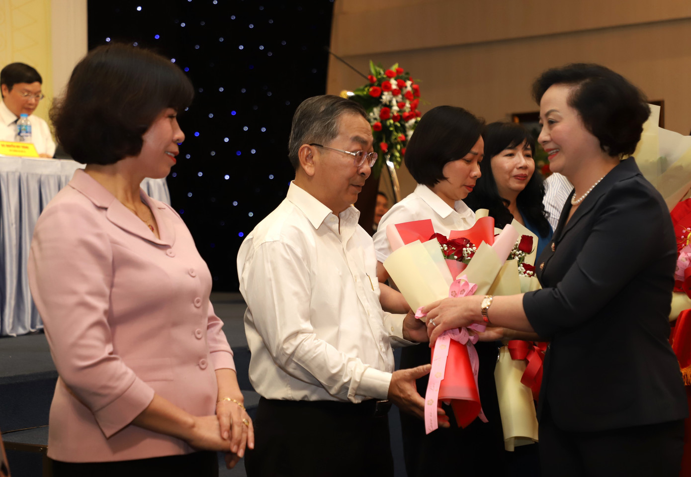 Tại hội nghị, Bộ trưởng Phạm Thị Thanh Trà trao hoa chúc mừng các cán bộ mới nhận nhiệm vụ lãnh đạo ngành nội vụ các địa phương.