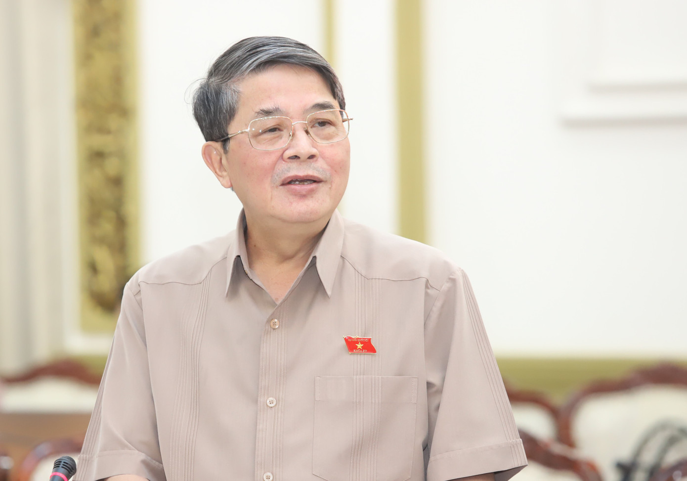 Phó Chủ tịch Quốc hội trao đổi tại buổi làm việc.