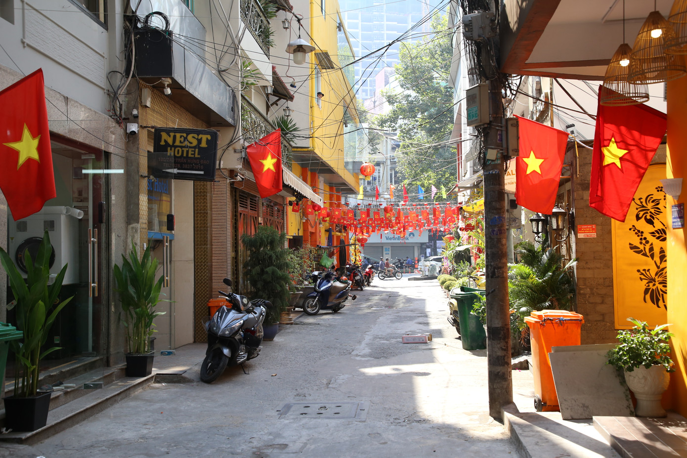 Trong tuyến hẻm tọa lạc ở khu vực trung tâm TPHCM này, người dân cũng thực hiện treo cờ Tổ quốc vào mỗi dịp lễ, tết.