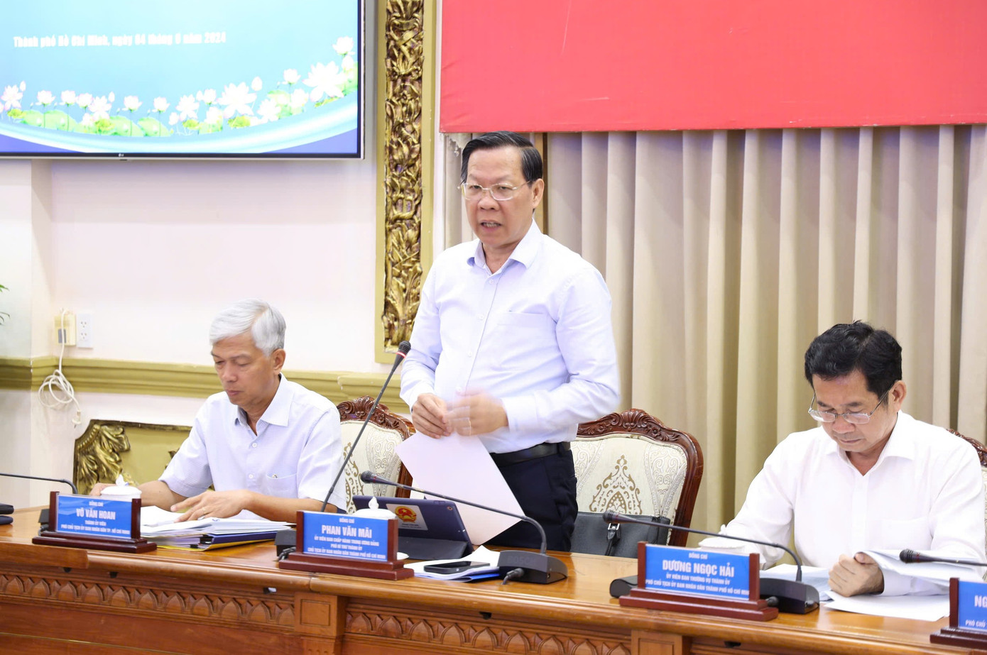 Chủ tịch Phan Văn Mãi trao đổi tại phiên họp. Ảnh: TTBC