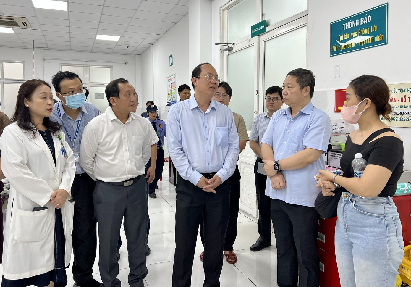 Phó Bí thư Thường trực Thành ủy TPHCM Nguyễn Hồ Hải cùng các ban ngành, đoàn thể, quận 1 đến thăm, động viên các nạn nhân đang được chăm sóc, điều trị tại Bệnh viện Nhân dân 115. Ảnh: Dũng Phương Phó Bí thư Thường trực Thành ủy TPHCM Nguyễn Hồ Hải cùng các ban ngành, đoàn thể, quận 1 đến thăm, động viên các nạn nhân đang được chăm sóc, điều trị tại Bệnh viện Nhân dân 115. Ảnh: Dũng Phương