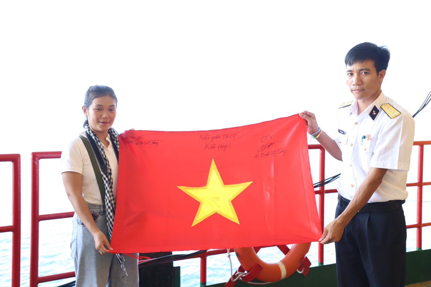 Lưu giữ kỷ niệm cùng lá cờ Tổ quốc với những bút tích của Chỉ huy trưởng, Chính trị viên Nhà giàn DK1/8 ngay giữa không gian nhà giàn.