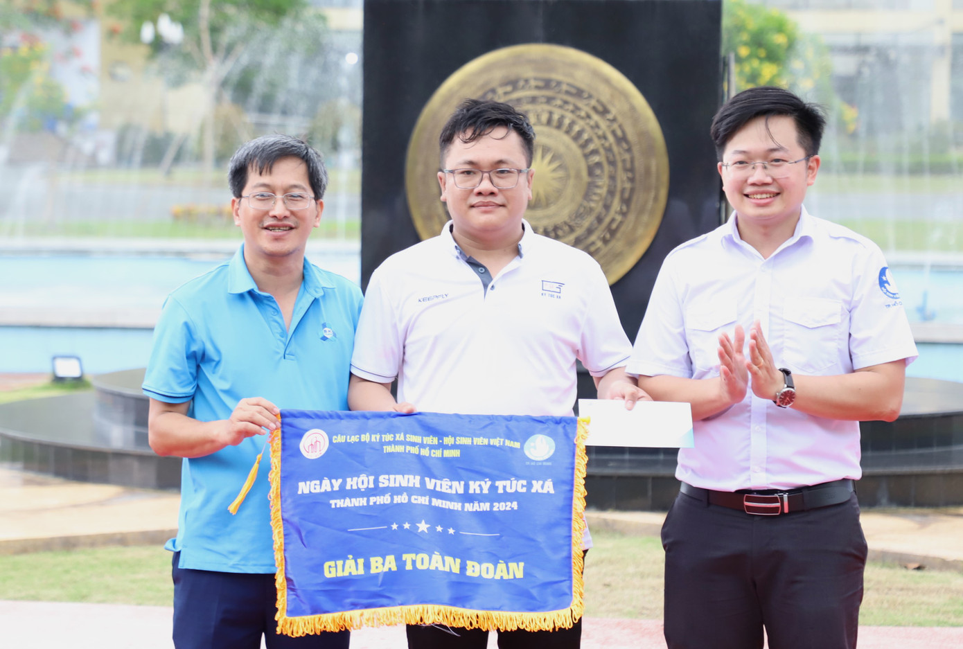 Trung tâm dịch vụ ký túc xá Trường Đại học Sư phạm TPHCM nhận giải Ba chung cuộc. Trung tâm dịch vụ ký túc xá Trường Đại học Sư phạm TPHCM nhận giải Ba chung cuộc.