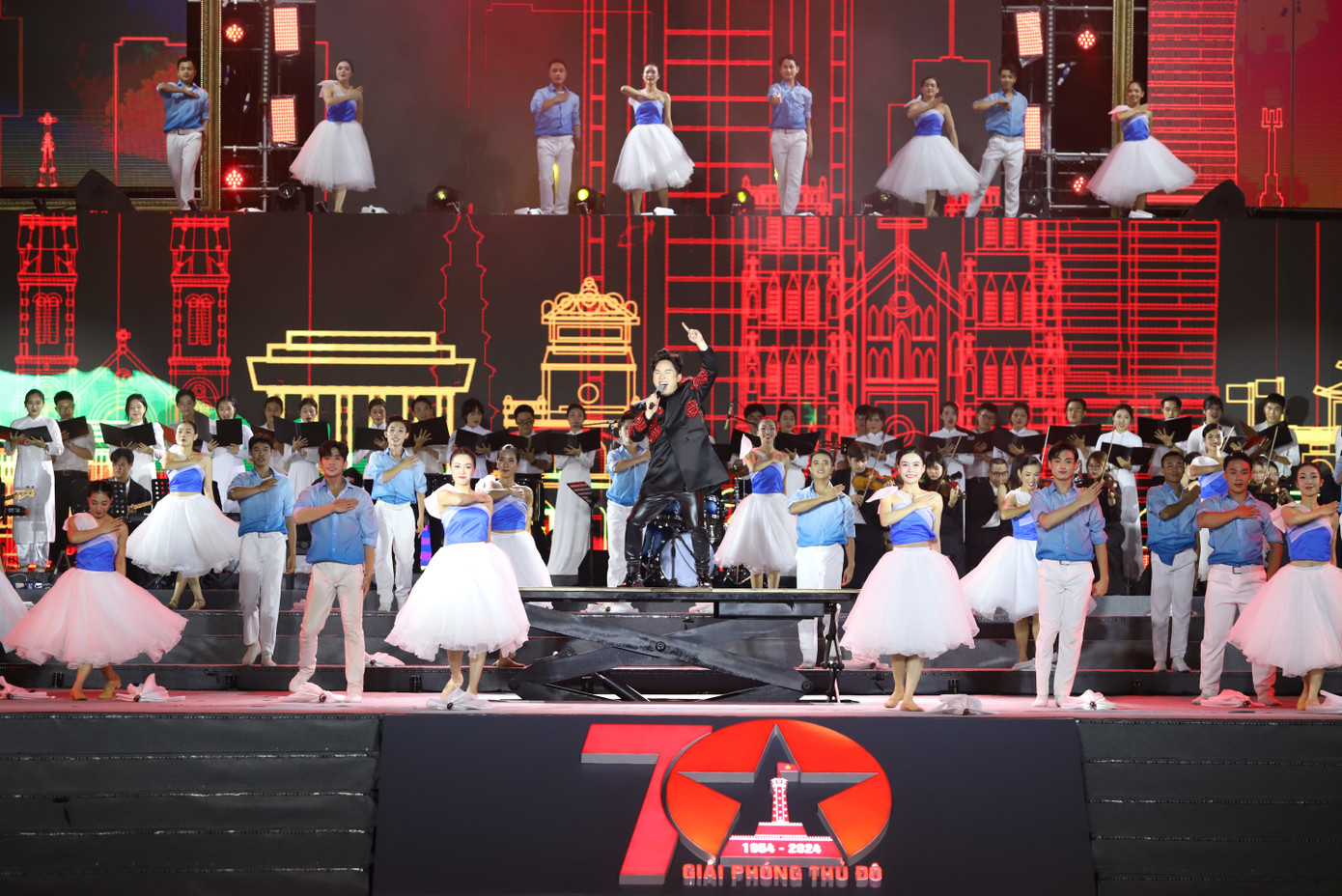 Lễ khai mạc mang đến chương trình nghệ thuật chủ đề Dấu son Hà Nội gồm các phần trình diễn ca múa đặc sắc, lấy ý tưởng từ cột cờ Hà Nội - một trong những biểu tượng của thủ đô. Biểu tượng này được xem như "chứng nhân lịch sử" cho sự kiên cường, bất khuất của người dân thủ đô trong thời kỳ kháng chiến chống Pháp oanh liệt.