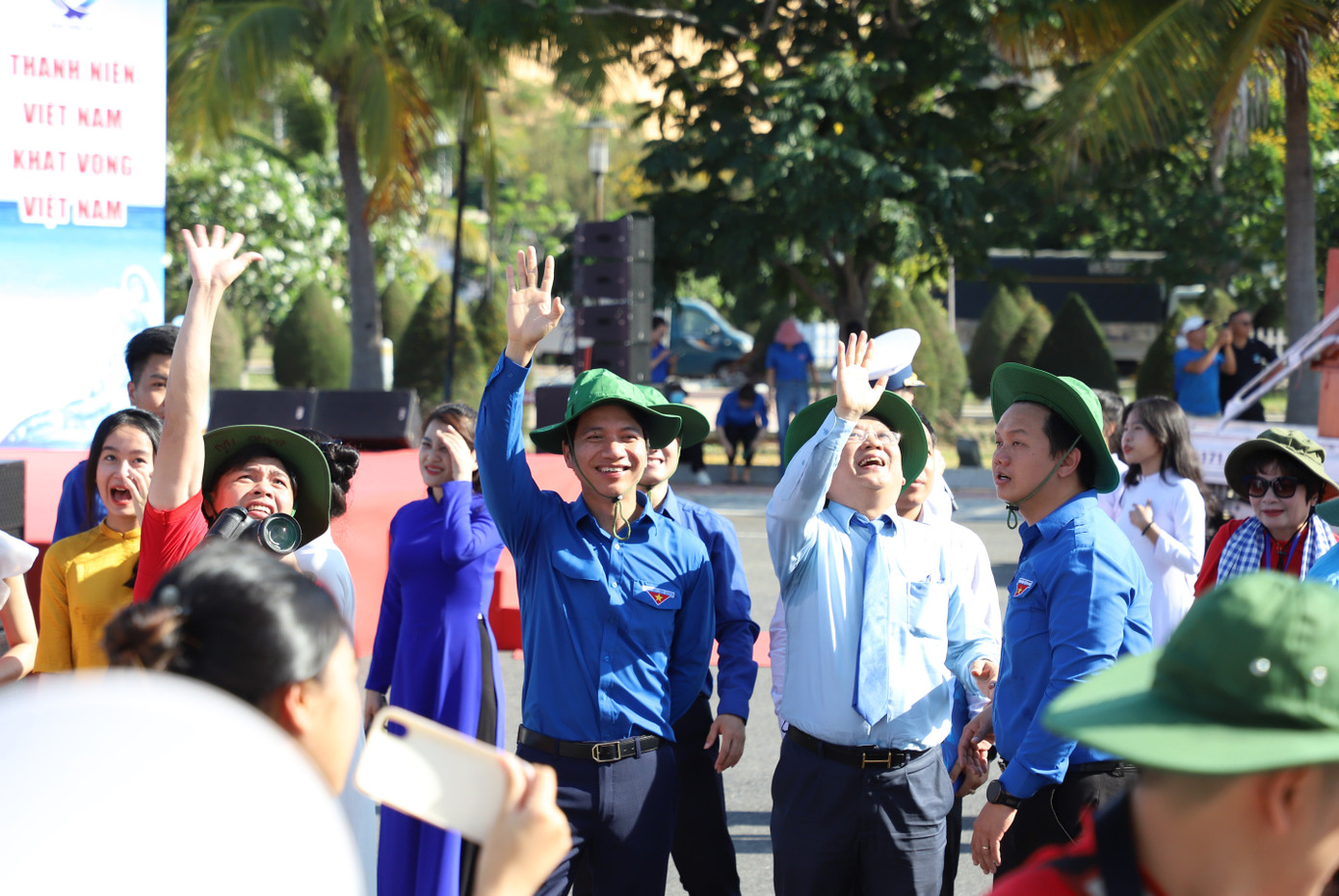 Bí thư Thường trực Trung ương Đoàn Nguyễn Ngọc Lương tiễn đoàn công tác.