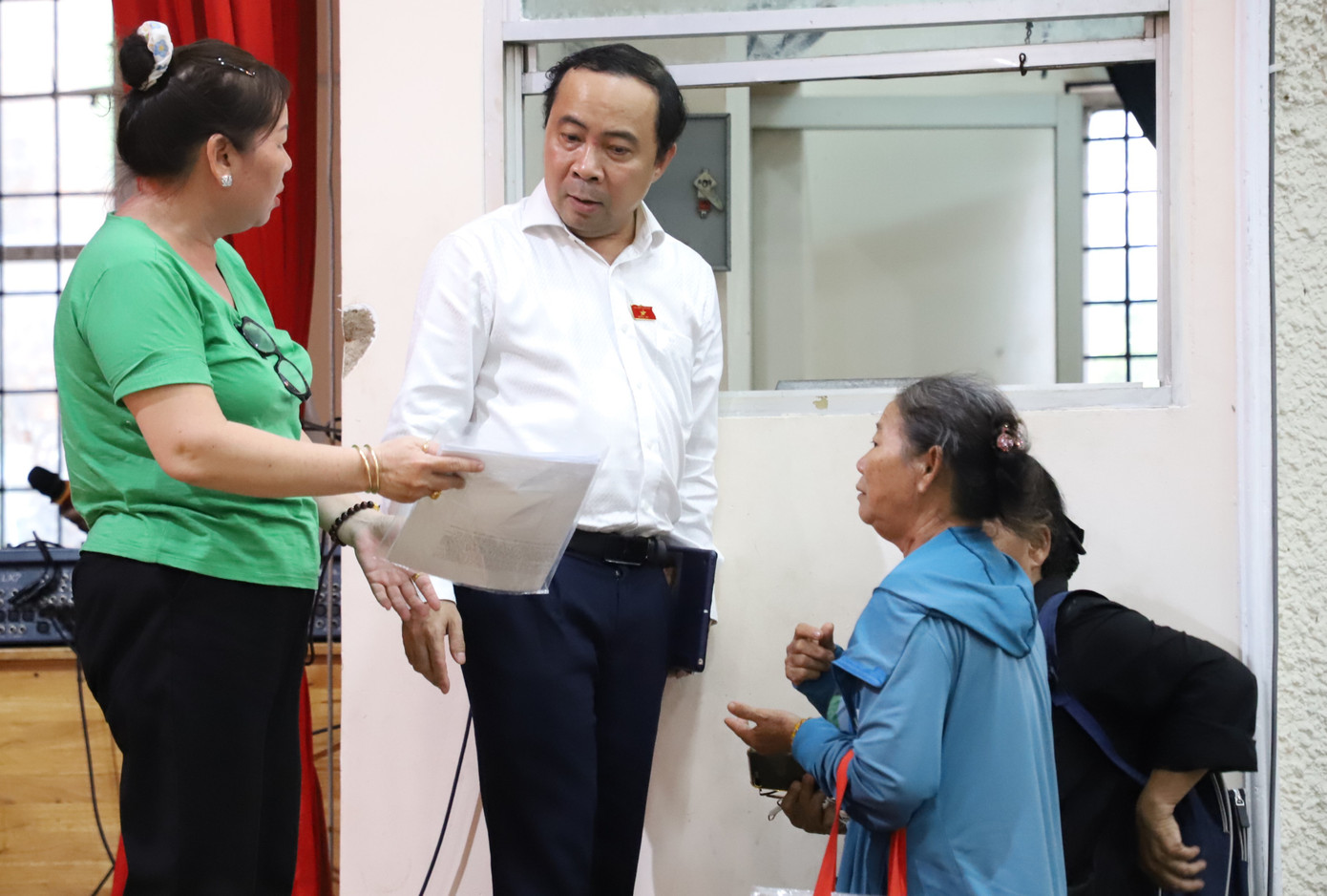 Bà con cử tri gửi gắm đơn thư với ĐBQH Vũ Hải Quân. Ảnh: Ngô Tùng.