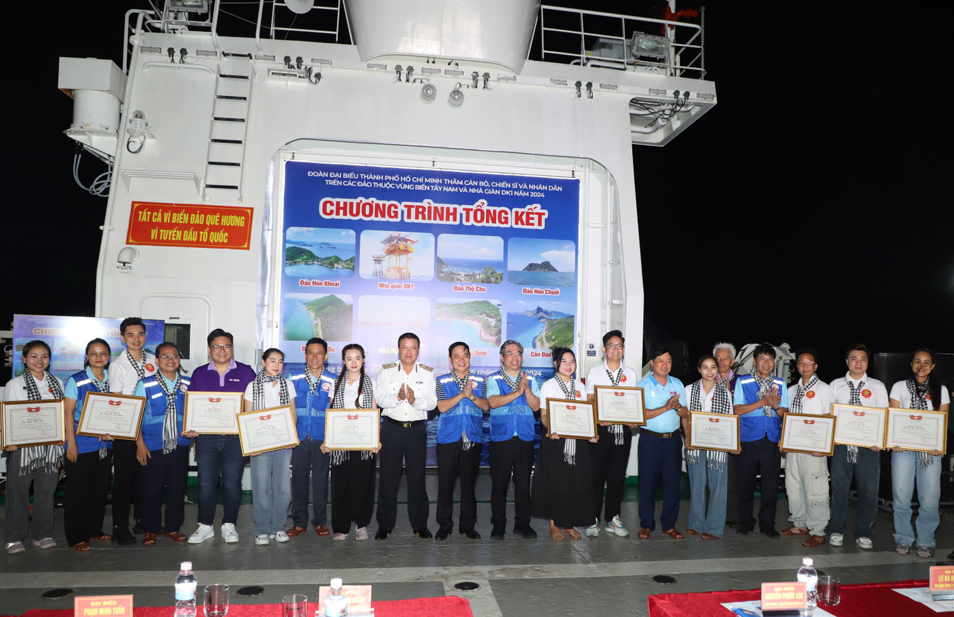 Lãnh đạo đoàn công tác tặng Bằng khen của UBND - Ủy ban MTTQ Việt Nam TPHCM đến các tập thể, cá nhân đóng góp tích cực cho chuyến đi. Ảnh: Ngô Tùng Lãnh đạo đoàn công tác tặng Bằng khen của UBND - Ủy ban MTTQ Việt Nam TPHCM đến các tập thể, cá nhân đóng góp tích cực cho chuyến đi. Ảnh: Ngô Tùng