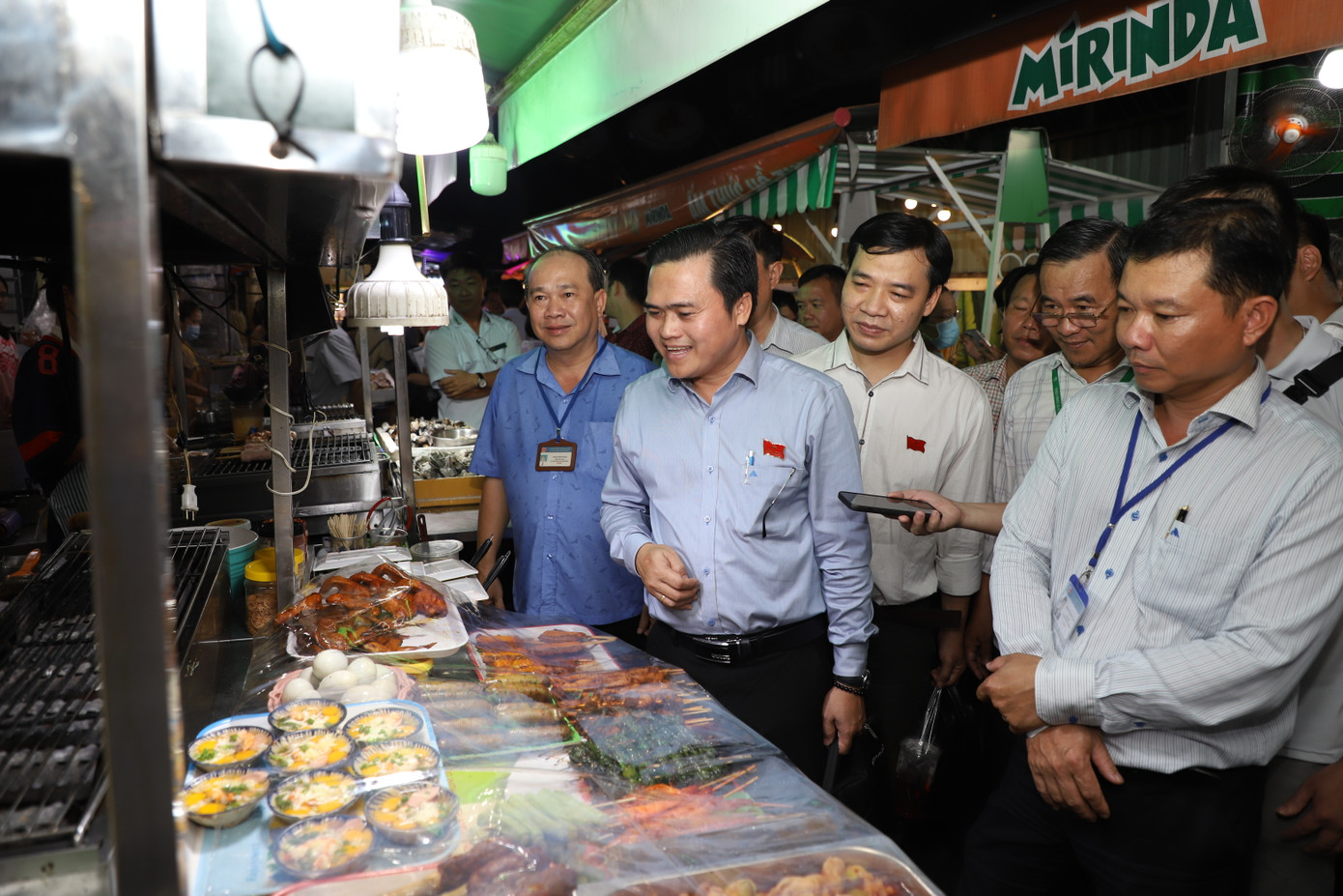 Chị Đặng Phương Anh – chủ hộ kinh doanh các mặt hàng xiên nướng, vịt lộn, hàu chén trứng nướng tại phố này – cho biết, các nguyên liệu làm món ăn đều đảm bảo tươi sống mỗi ngày, được đơn vị cung ứng đảm bảo điều kiện an toàn vệ sinh thực phẩm. Cửa hàng cũng dùng các loại gia vị chế biến của các thương hiệu có uy tín trên thị trường. Chị Đặng Phương Anh – chủ hộ kinh doanh các mặt hàng xiên nướng, vịt lộn, hàu chén trứng nướng tại phố này – cho biết, các nguyên liệu làm món ăn đều đảm bảo tươi sống mỗi ngày, được đơn vị cung ứng đảm bảo điều kiện an toàn vệ sinh thực phẩm. Cửa hàng cũng dùng các loại gia vị chế biến của các thương hiệu có uy tín trên thị trường.