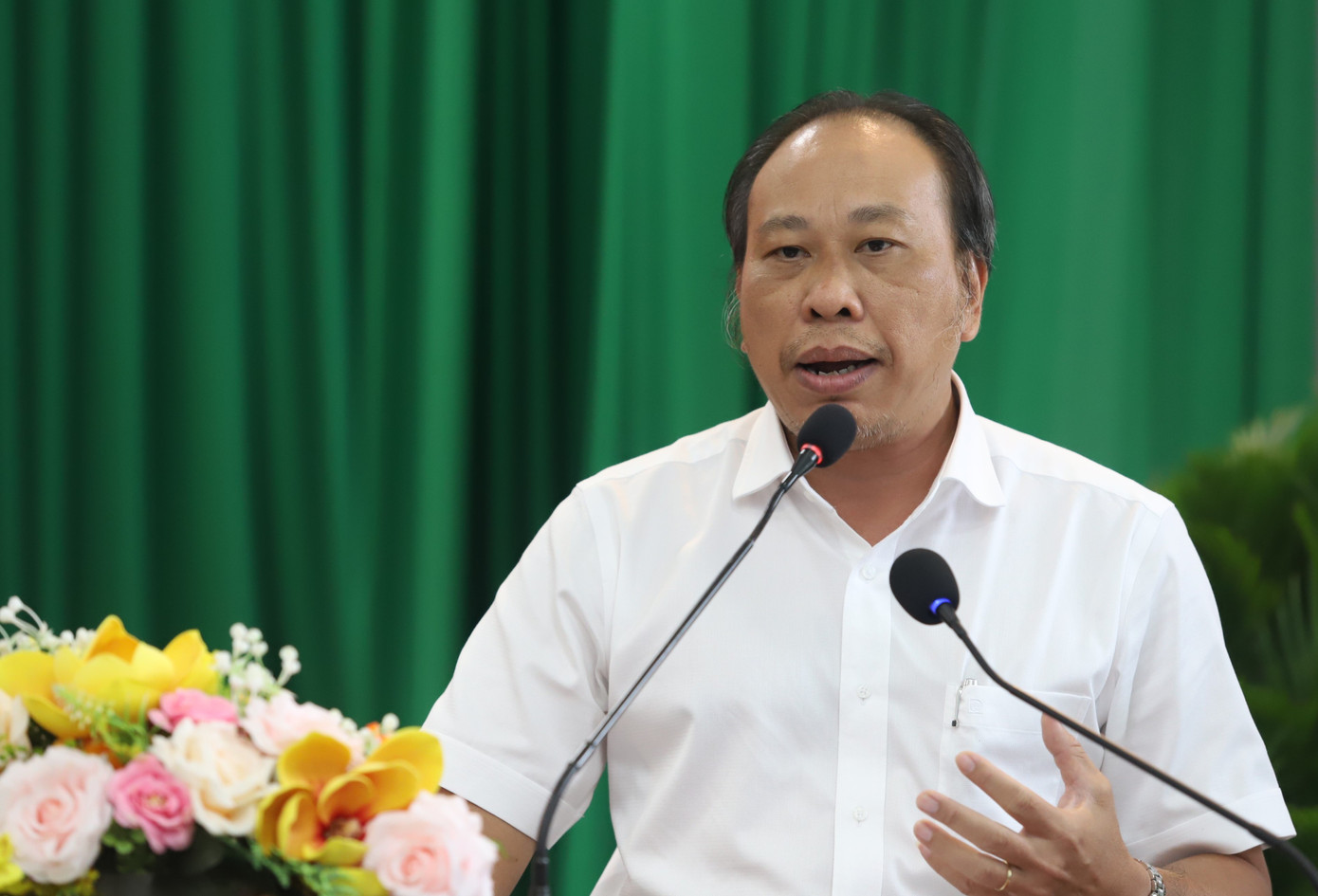 Ông Lưu Trọng Nghĩa trao đổi tại hội nghị. Ảnh: Ngô Tùng