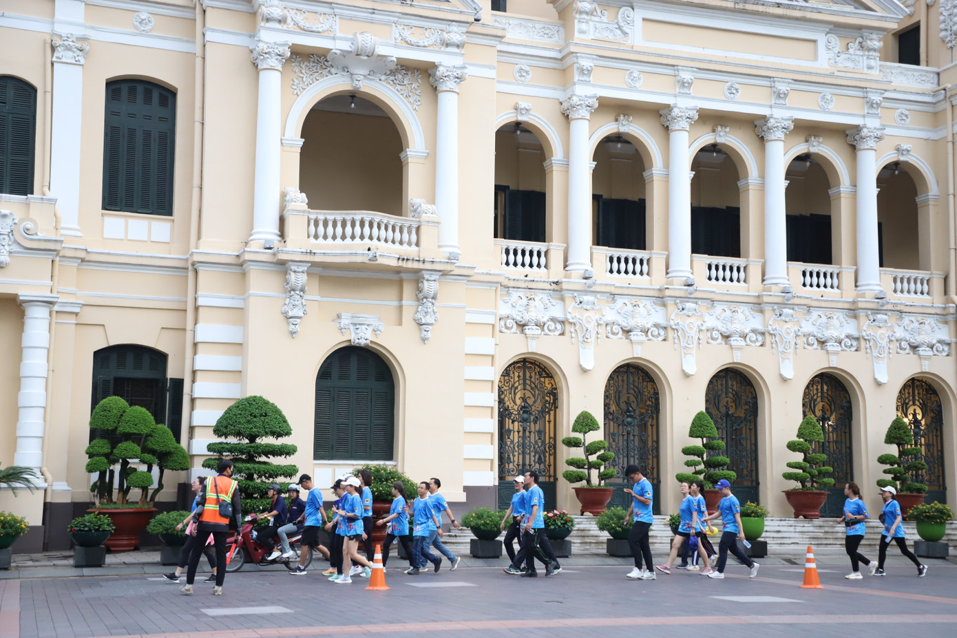 Các vận động viên không chuyên đi qua tòa nhà trụ sở HĐND - UBND TPHCM. Các vận động viên không chuyên đi qua tòa nhà trụ sở HĐND - UBND TPHCM.