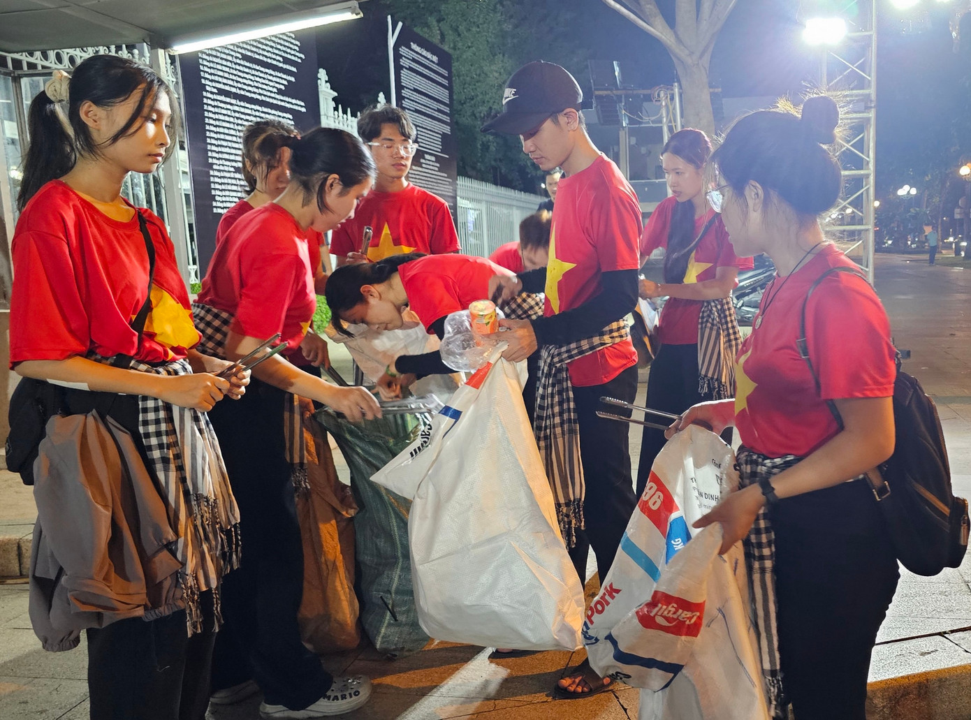 Cũng với tinh thần tình nguyện hướng đến chân - thiện - mỹ, các thành viên tổ chức Xanh Việt Nam đã tham gia dọn dẹp vệ sinh ở khu vực trước Hội trường Thống Nhất và khu vực lân cận. Tối 25/7, các bạn trẻ đi quanh các khu vực trên để thu nhặt vỏ chai, lon, túi ni-lông... do người dân để lại sau khi dùng.