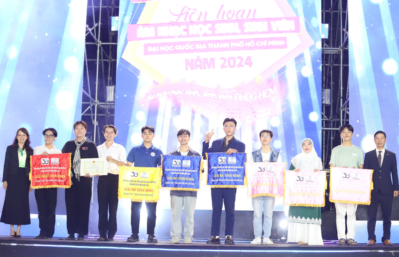 Khép lại đêm liên hoan, lãnh đạo ĐHQG TPHCM đã trao giải Nhất toàn đoàn cho đại diện Trường Đại học Khoa học Xã hội và Nhân văn TPHCM với phần thưởng 30 triệu đồng. Đại học Kinh tế Luật nhận giải Nhì toàn đoàn. Ban tổ chức cũng trao các giải Nhì, Ba và Khuyến khích chung cuộc.