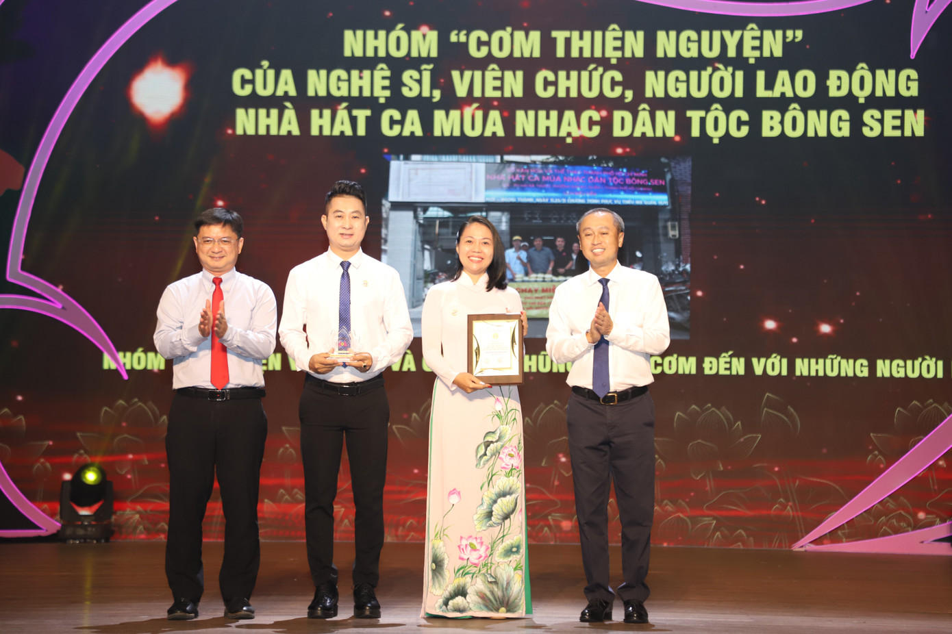 Lãnh đạo TPHCM tuyên dương, khen thưởng các cá nhân, tập thể tiêu biểu. Lãnh đạo TPHCM tuyên dương, khen thưởng các cá nhân, tập thể tiêu biểu.