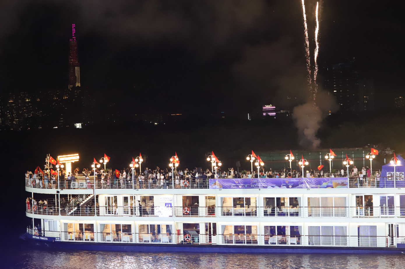 TPHCM cần chuẩn bị những điều kiện hạ tầng tương xứng để phát triển ngành dịch vụ cao cấp, hiện đại. Ảnh: Ngô Tùng. TPHCM cần chuẩn bị những điều kiện hạ tầng tương xứng để phát triển ngành dịch vụ cao cấp, hiện đại. Ảnh: Ngô Tùng.