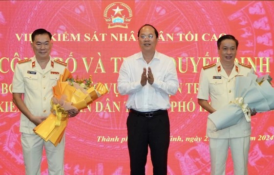 Phó Bí thư Thường trực Thành ủy TPHCM Nguyễn Hồ Hải trao hoa chúc mừng hai tân Phó Viện trưởng Viện KSND TPHCM. Phó Bí thư Thường trực Thành ủy TPHCM Nguyễn Hồ Hải trao hoa chúc mừng hai tân Phó Viện trưởng Viện KSND TPHCM.