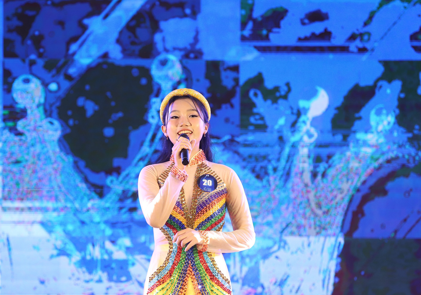 Thể hiện bản lĩnh, tri thức qua phần thuyết trình, sẻ chia về các chủ đề được bạn trẻ quan tâm.