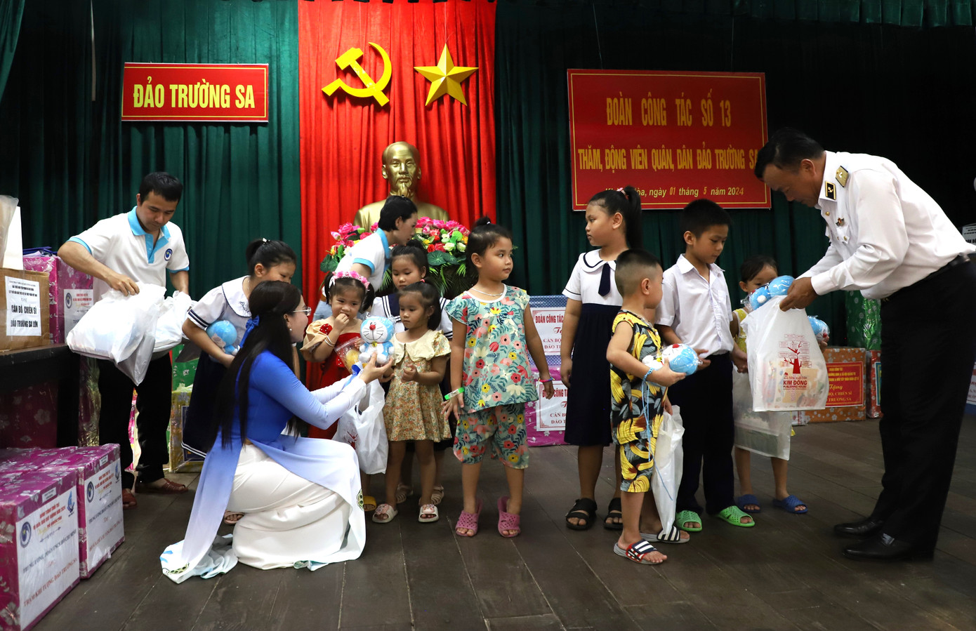 Đến thăm các đảo, đoàn công tác mang theo những phần quà thiết thực dành tặng các em nhỏ nhằm tạo thêm điều kiện học tập đồng thời bồi đắp thêm đời sống tinh thần cho các em.