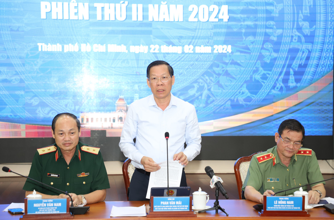 Chủ tịch UBND TPHCM Phan Văn Mãi trao đổi kết luận phiên họp. Ảnh: Ngô Tùng