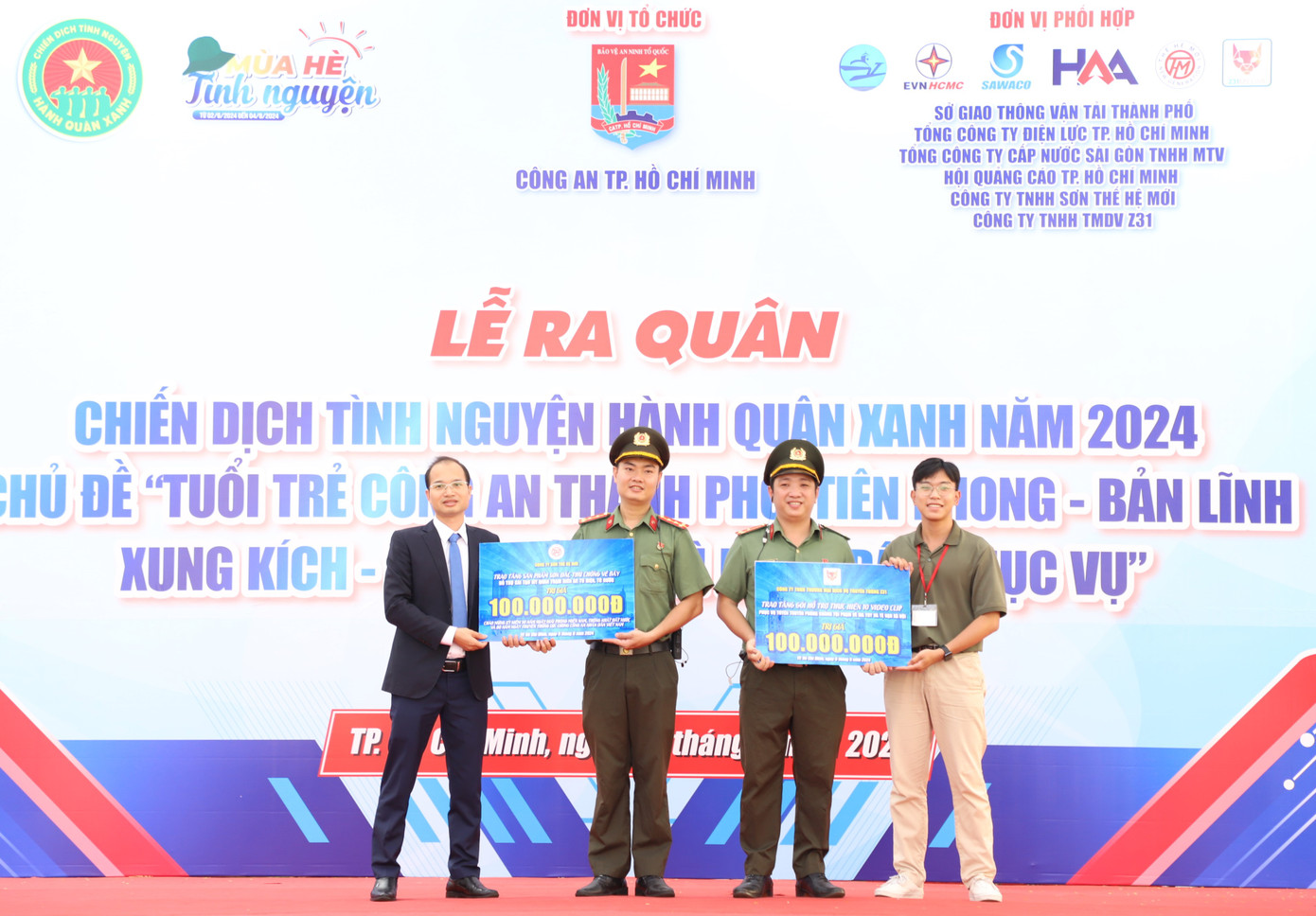 Đại diện các đơn vị trao tặng nguồn lực cho tuổi trẻ CATP.