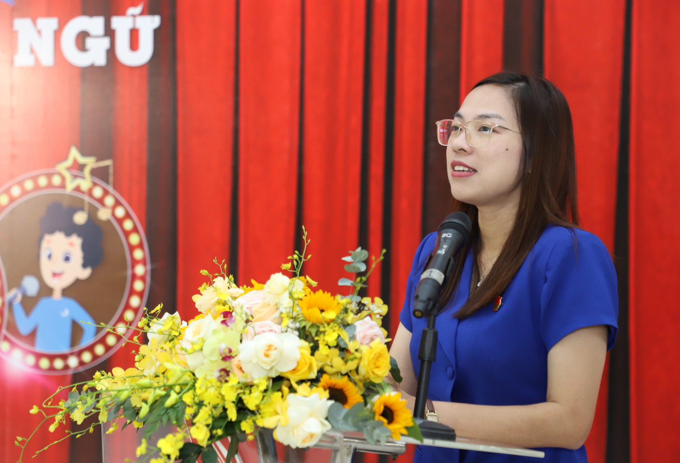 Chị Trần Hoài Minh trao đổi tại vòng Chung kết cuộc thi Giọng hát hay ngoại ngữ. Ảnh: Ngô Tùng Chị Trần Hoài Minh trao đổi tại vòng Chung kết cuộc thi Giọng hát hay ngoại ngữ. Ảnh: Ngô Tùng