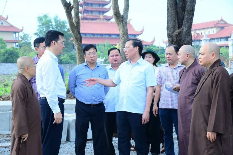 Ngày 1/12, Chủ tịch UBND TPHCM Phan Văn Mãi đã có chuyến thăm, khảo sát Học viện Phật giáo Việt Nam tại TPHCM và Công viên Văn hóa Láng Le - Bàu Cò (huyện Bình Chánh) để nắm bắt tình hình chuẩn bị cho Đại lễ Liên Hiệp Quốc Vesak 2025. Ảnh: Báo Giác Ngộ.
