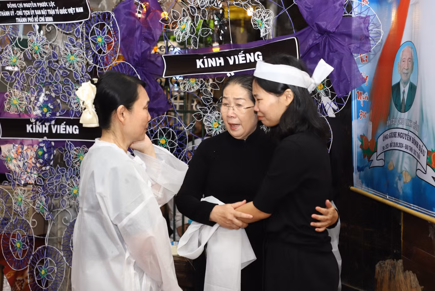 Nguyên Phó Bí thư Thành ủy TPHCM Võ Thị Dung chia buồn với tang quyến.
