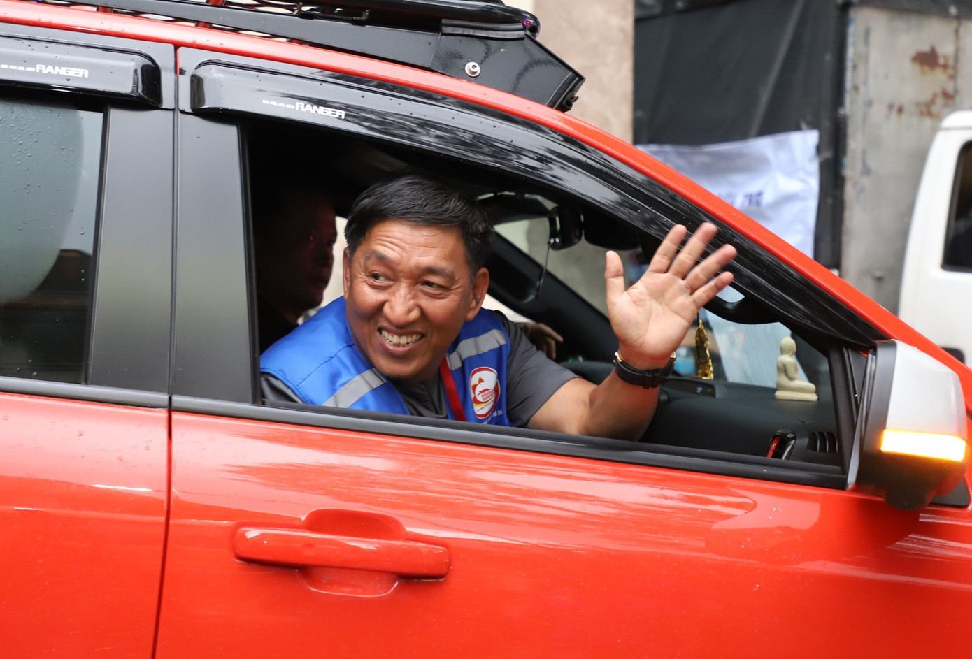 Các tình nguyện viên lên đường chi viện đồng bào miền Bắc.