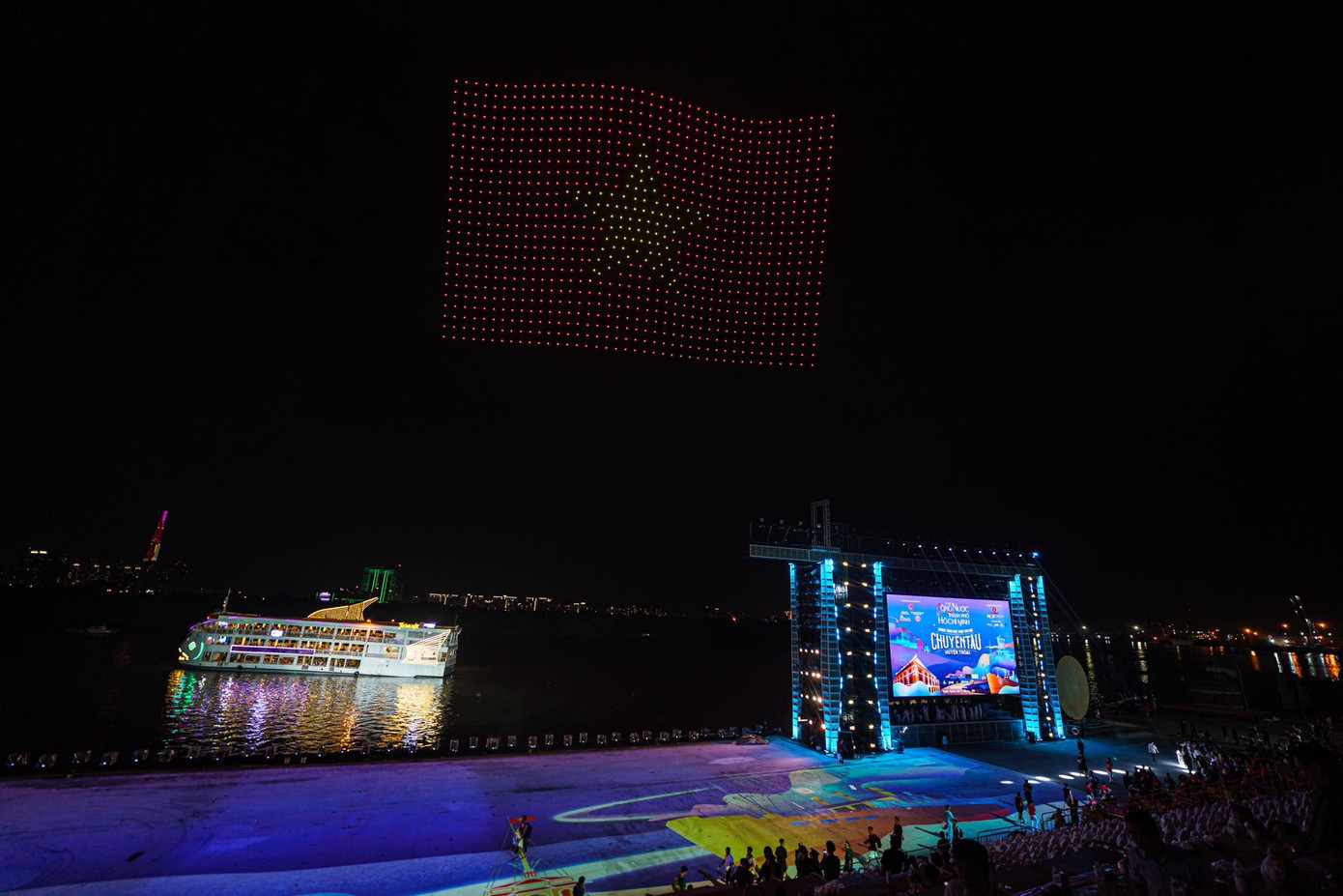 Các drone xếp thành hình cờ Tổ quốc.